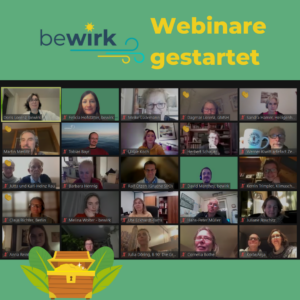 Viele Video-Kacheln auf einem bunten Hintergrund. Unten links eine Schatztruhe. Bewirk Logo und Text: Webinare getartet