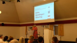 Jette Waldinger-Thiering sthet auf der Bühne und eröffnet die Veranstaltung